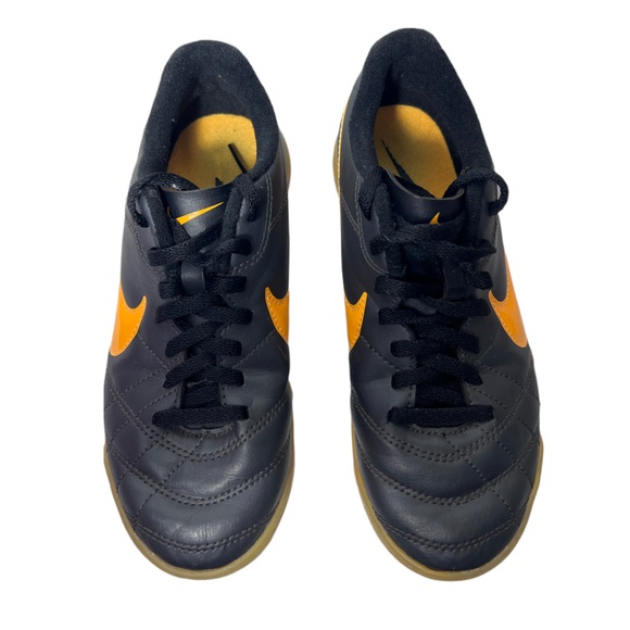 Nike Youth Indoor Soccer Shoes Black Orange Gum Sole Size 2Y - Picture 9 of 10